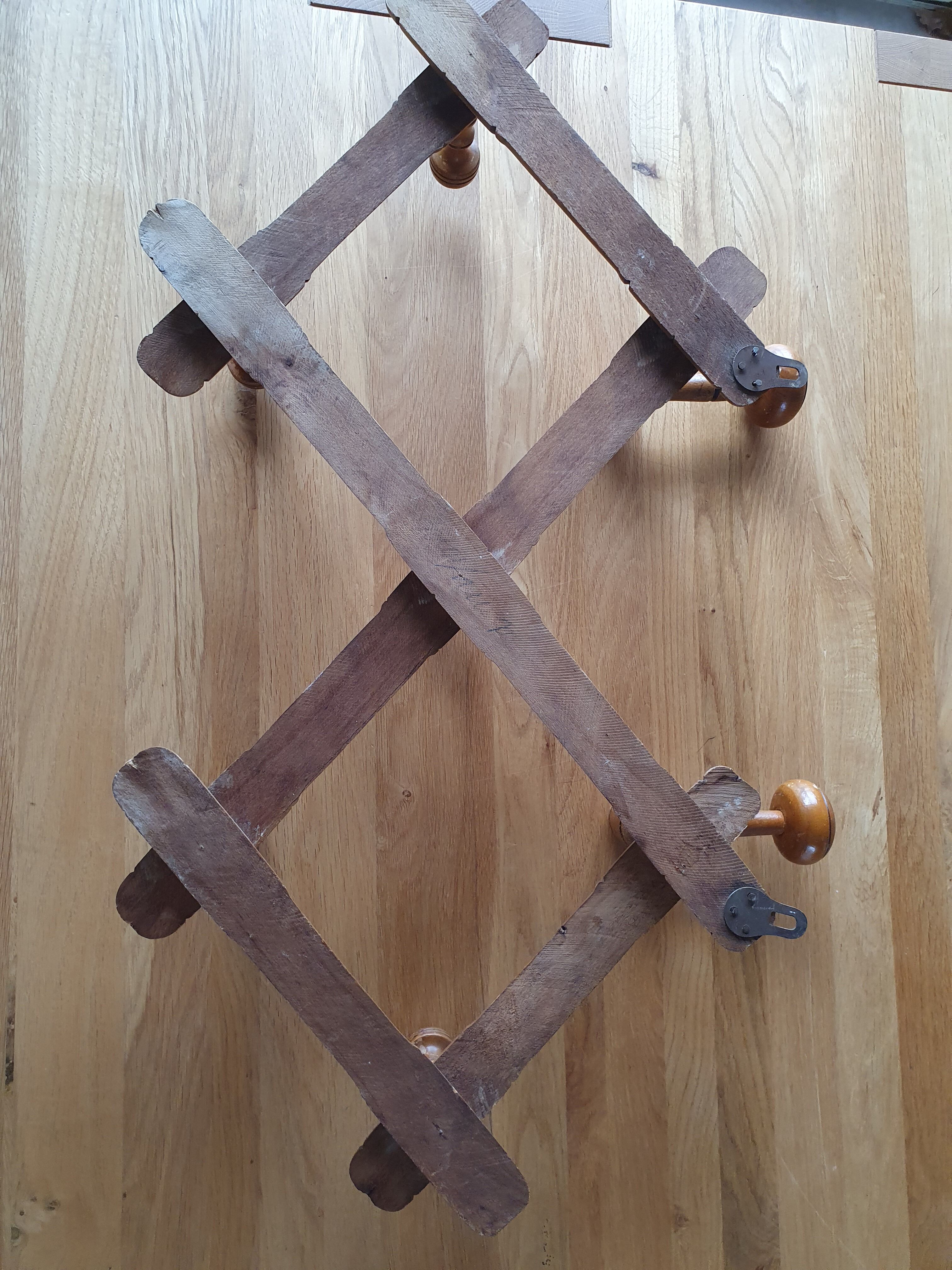 Extendable coat holder