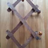 Extendable coat holder