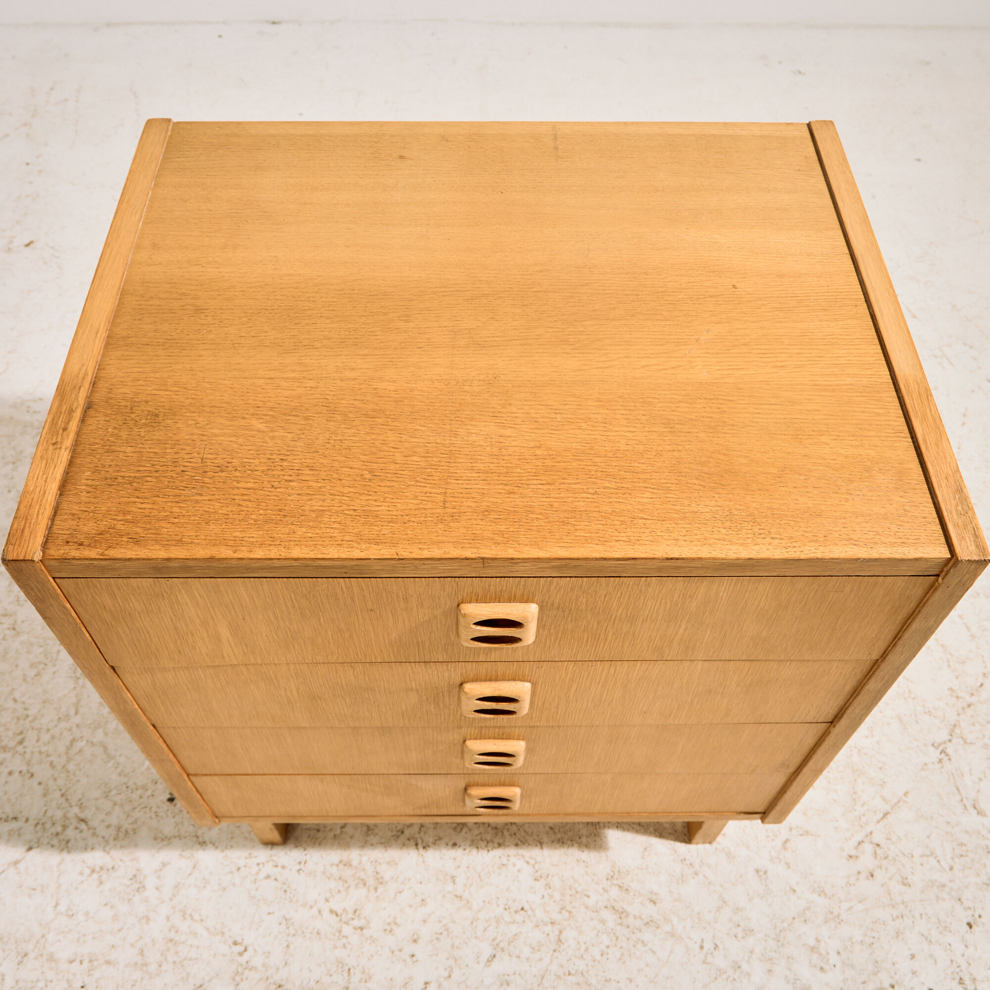 Oak chest of drawers with four drawers