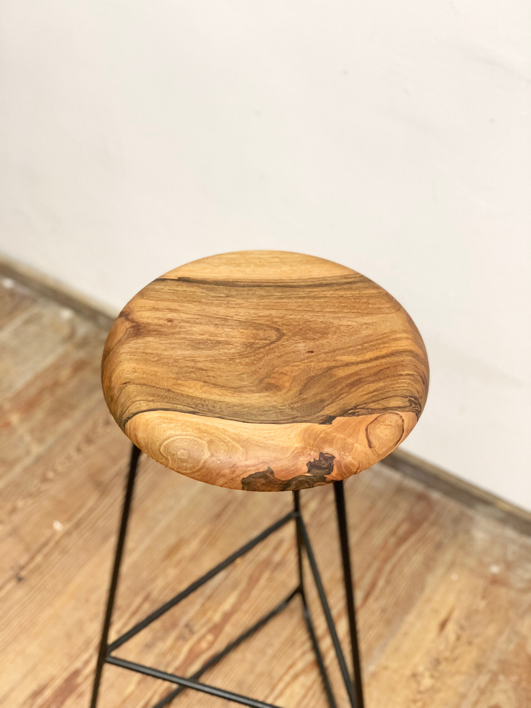 Bar stool in steel and walnut