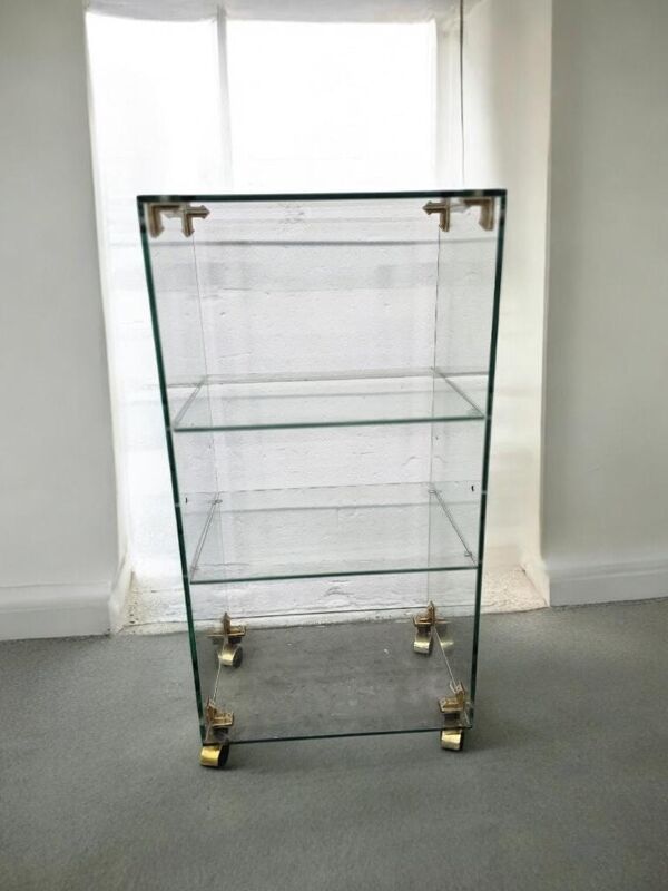 Vitrine en verre vintage / présentoir sur roulettes