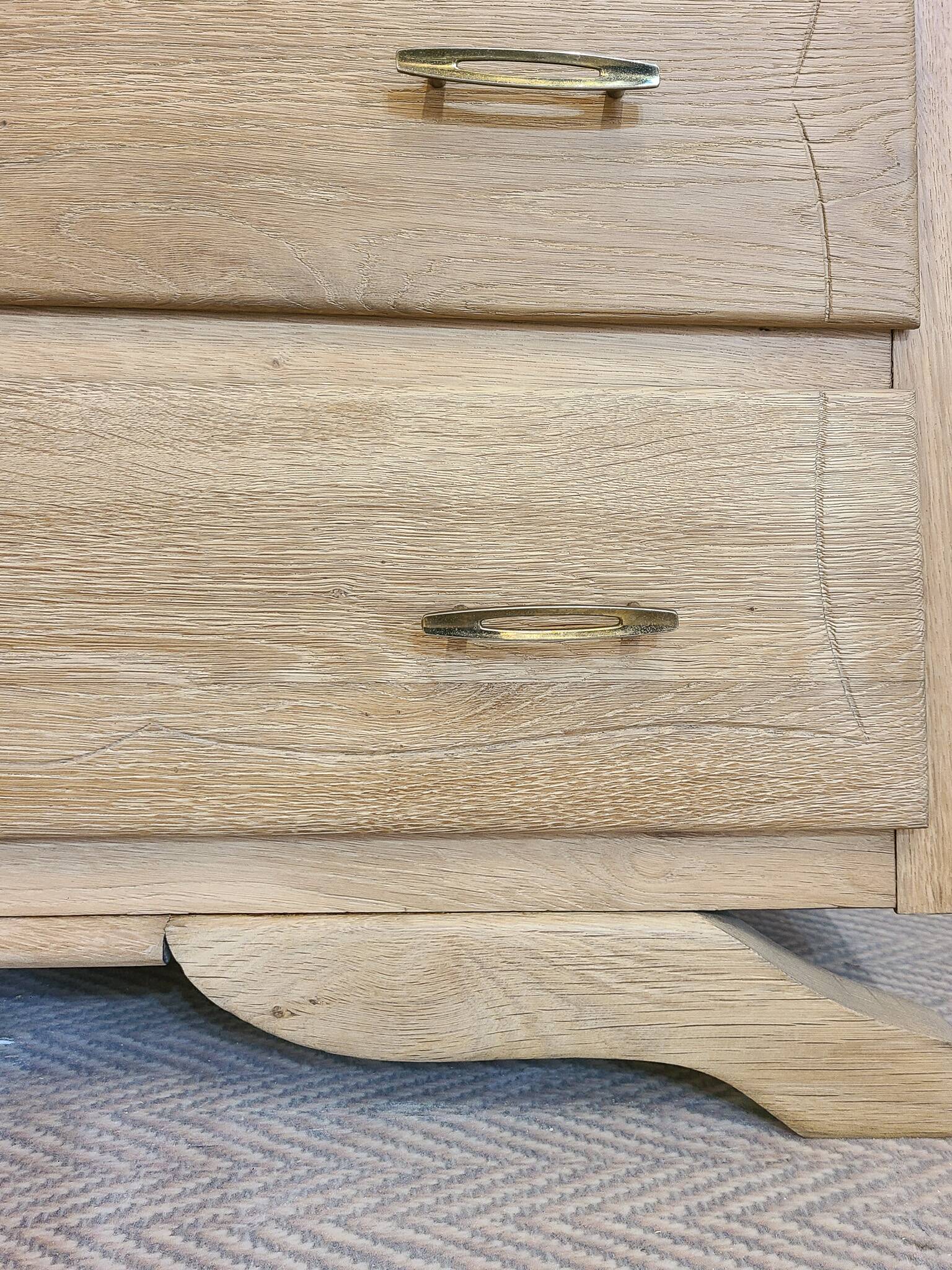 Moustache leg commode