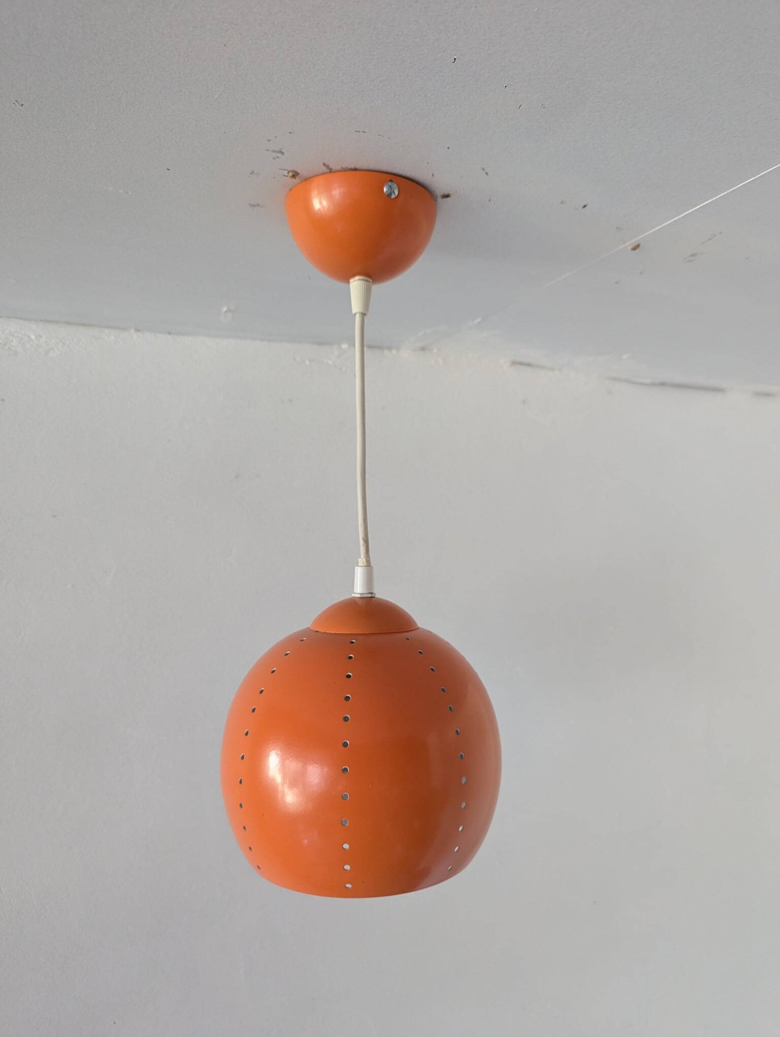 Paire de globes 70's en métal laqué orange.