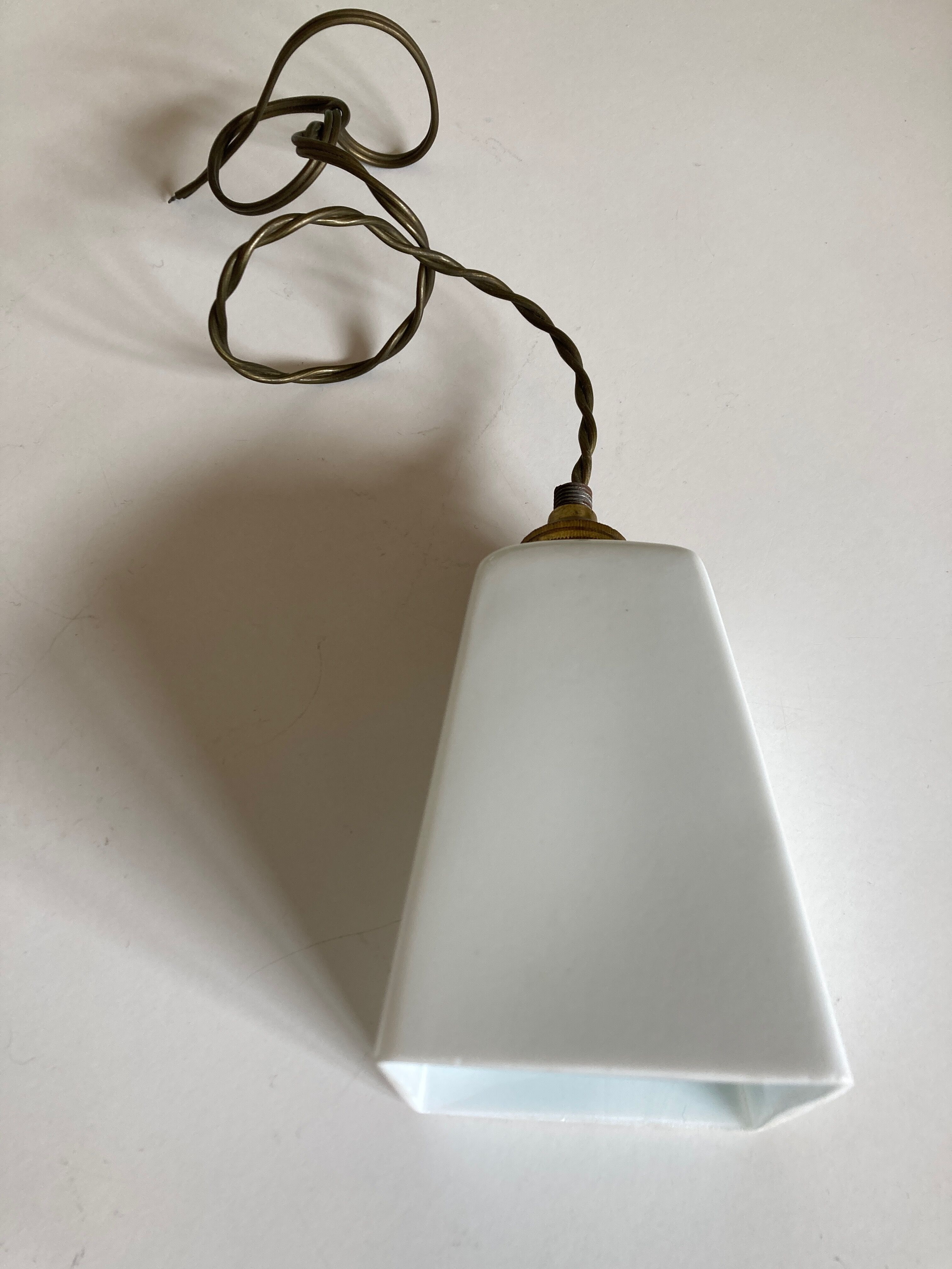 Suspension de salle de bain art déco  moderniste en opaline