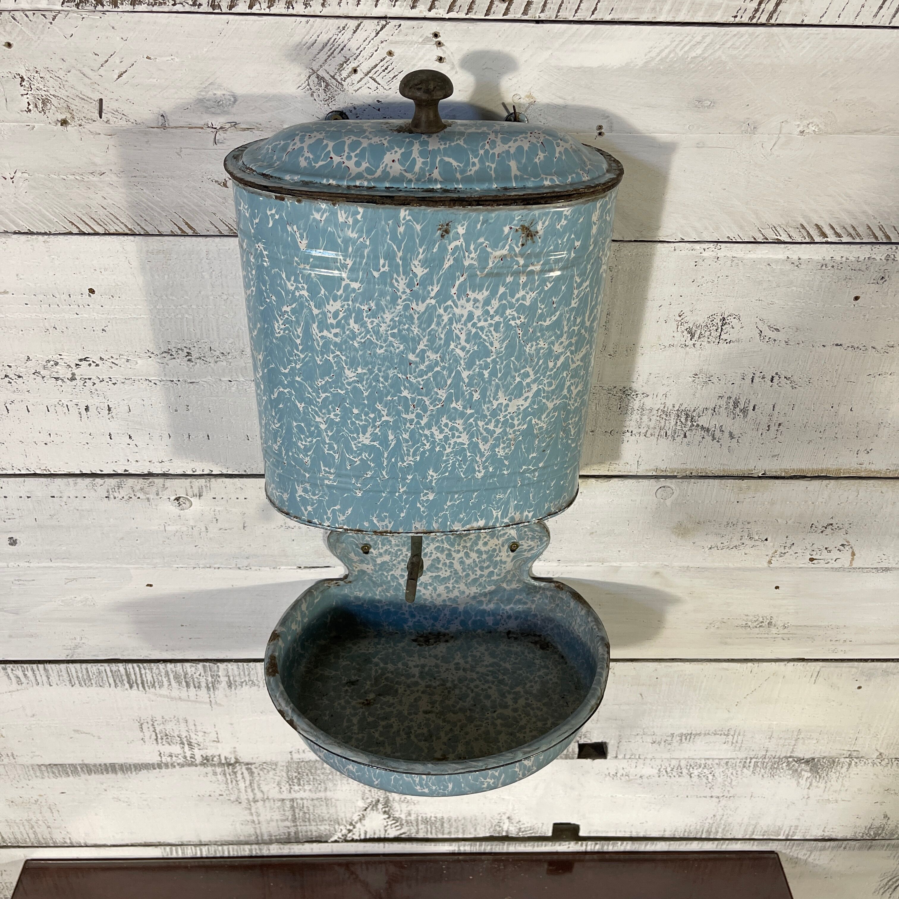 Fountain with washbasin