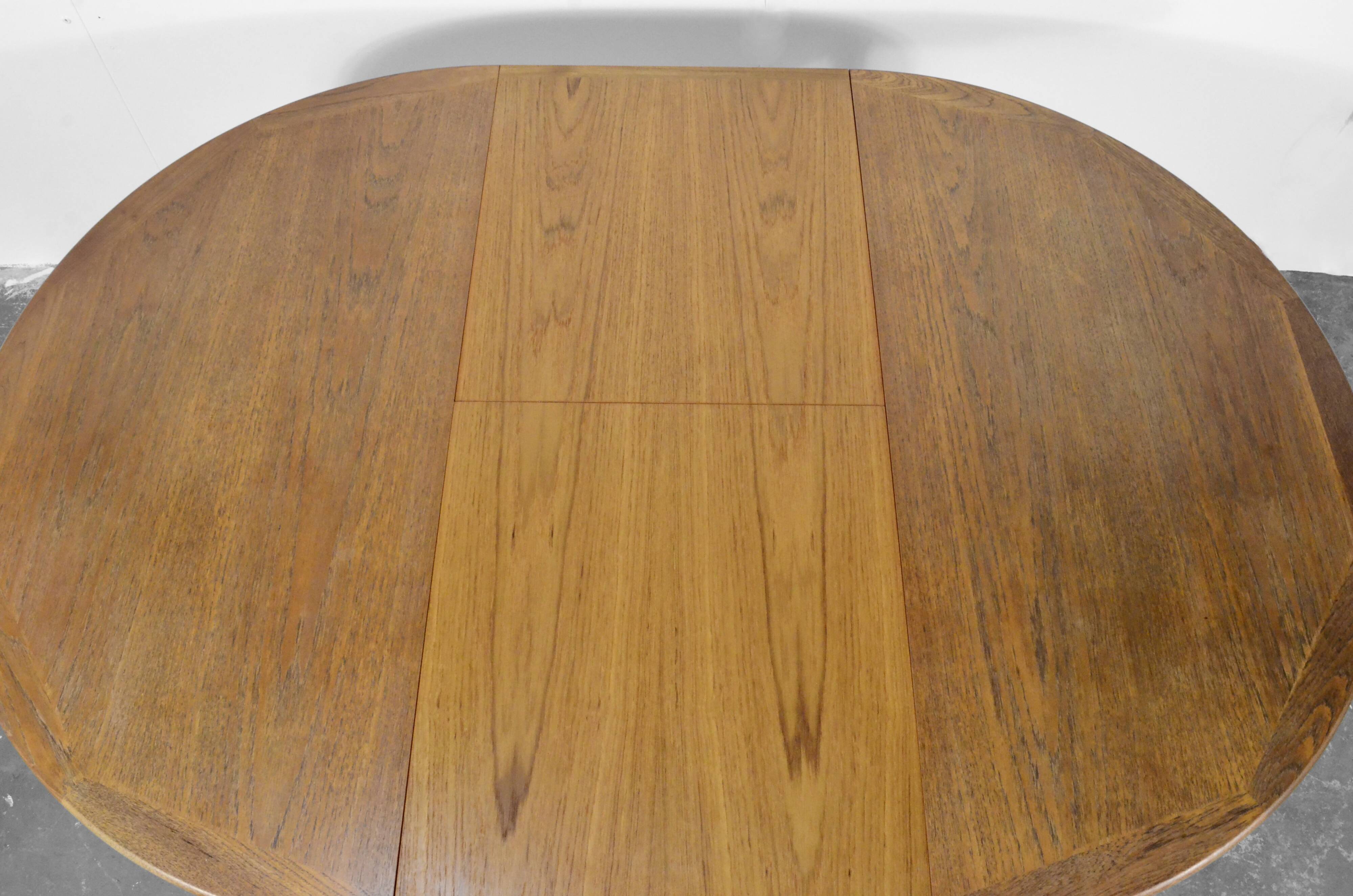 Table ronde extensible en teck danois des années 50.