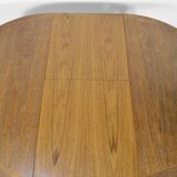 Table ronde extensible en teck danois des années 50.