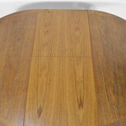 Table ronde extensible en teck danois des années 50.