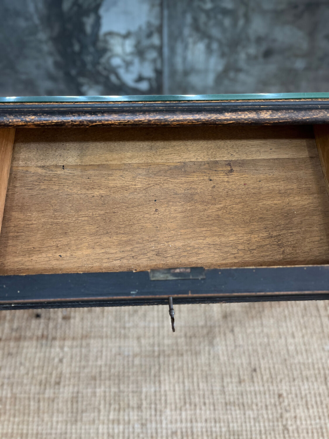 Bureau XIXeme laqué noir et sous main verre biseauté