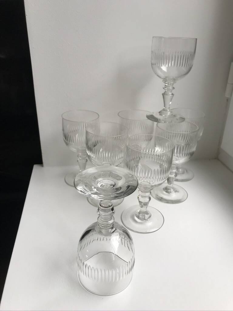 Ensemble de 8 verres à pied en verre moulé années 30 début XXème
