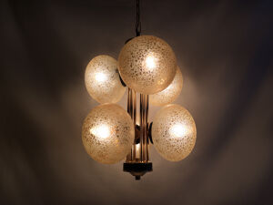 Lustre En Laiton Et Métal Noir À 6 Feux Globes En verre Jaune Craquelé. Année 50