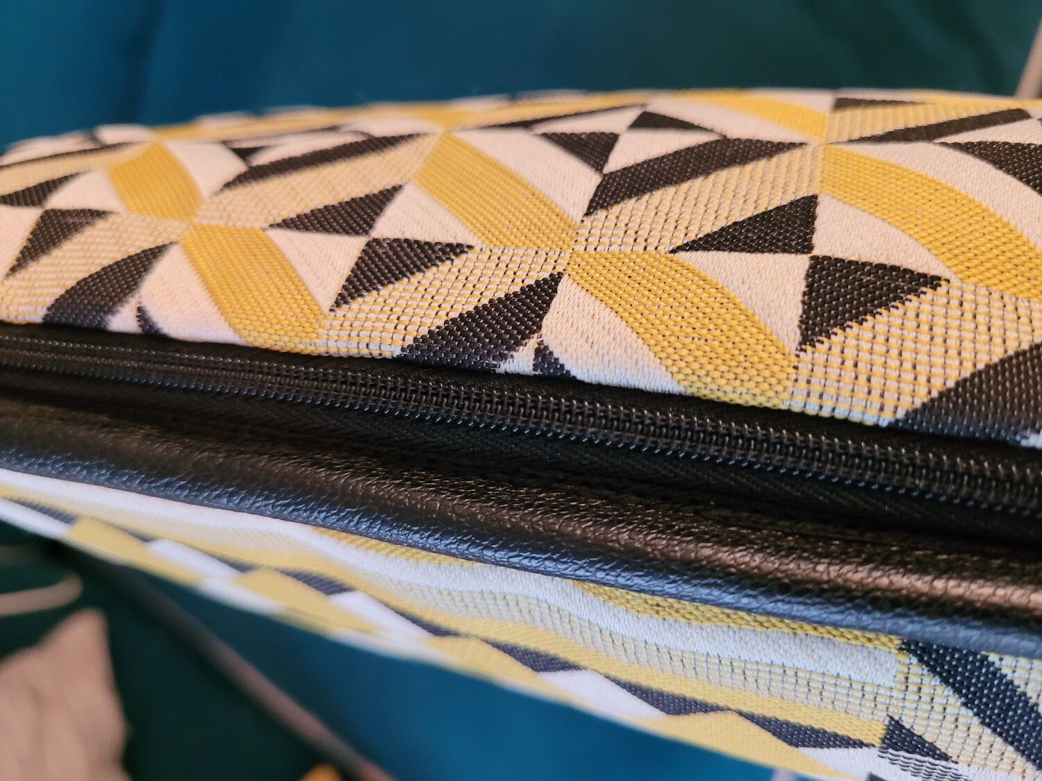 Coussins graphiques passepoil cuir