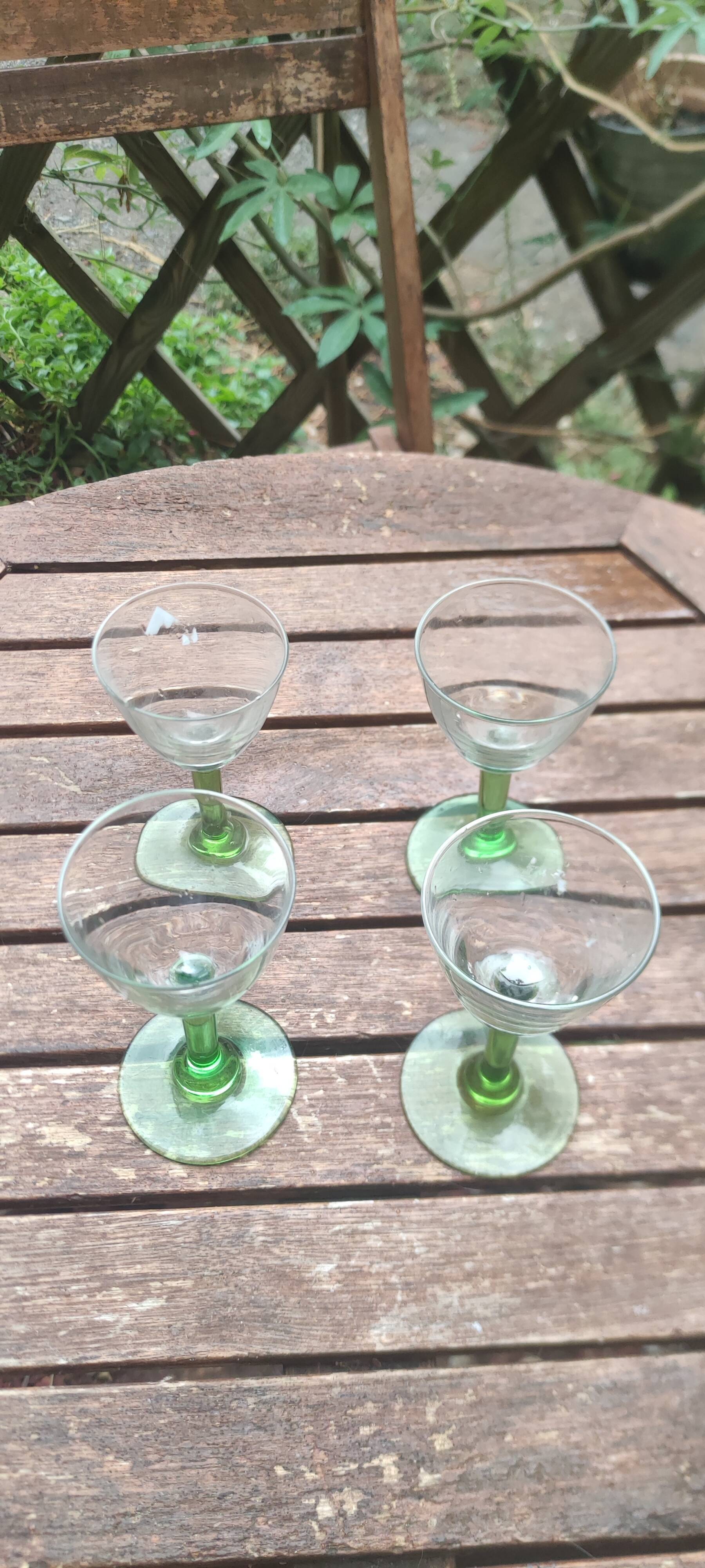 Carafe and its 4 shot glasses, urane uralin