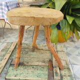 Tabouret de campagne en bois brut et piètement tripode