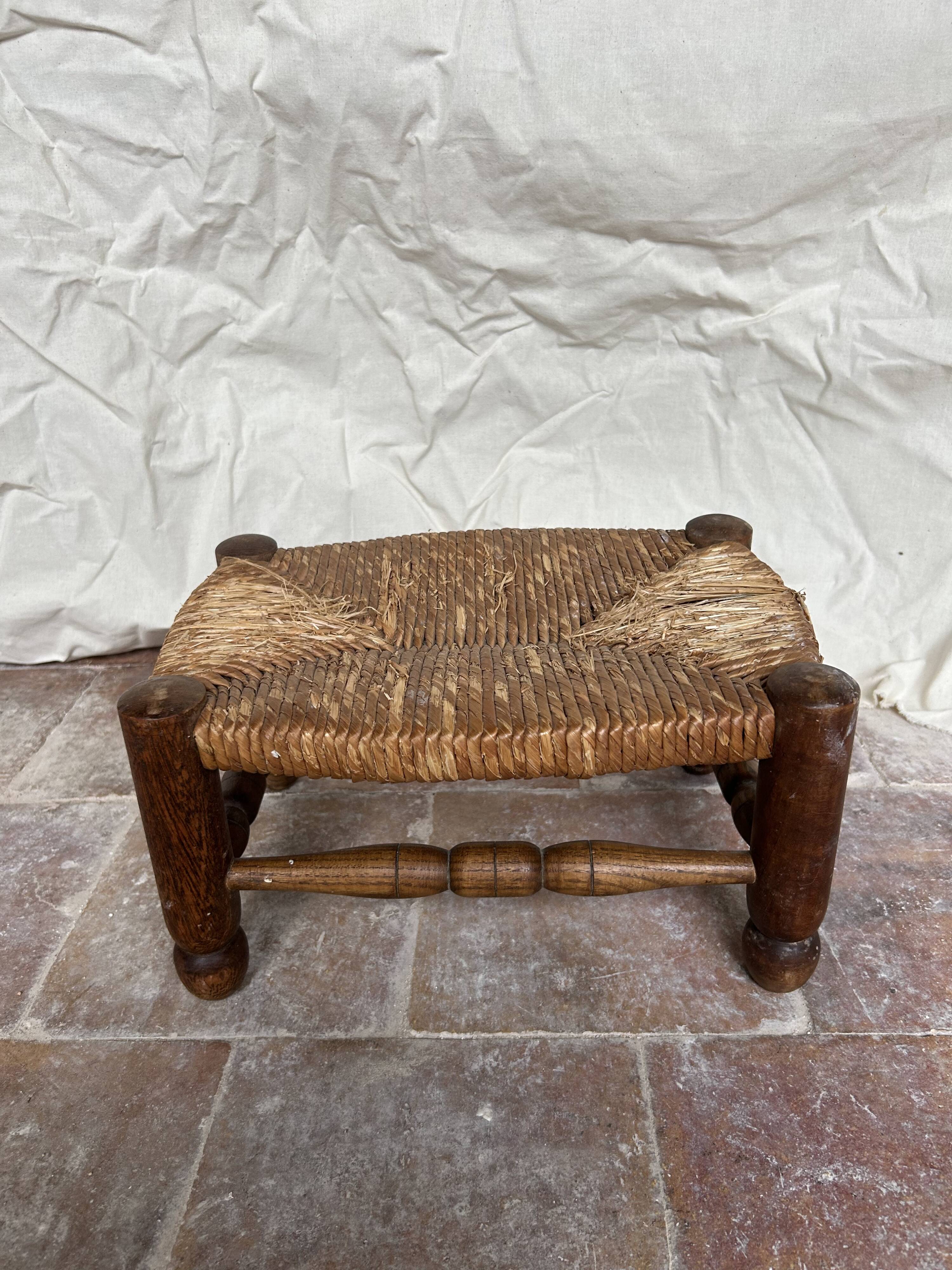 Rustic footrest made of wood and straw
