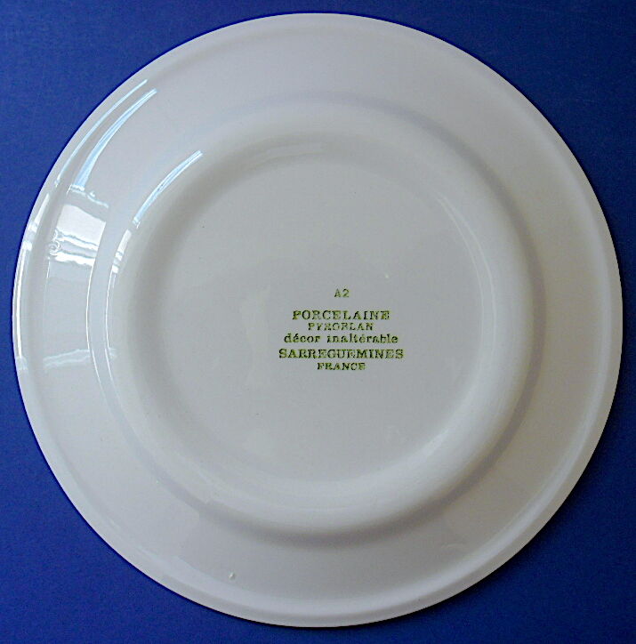 Suite de douze assiettes à dessert en porcelaine