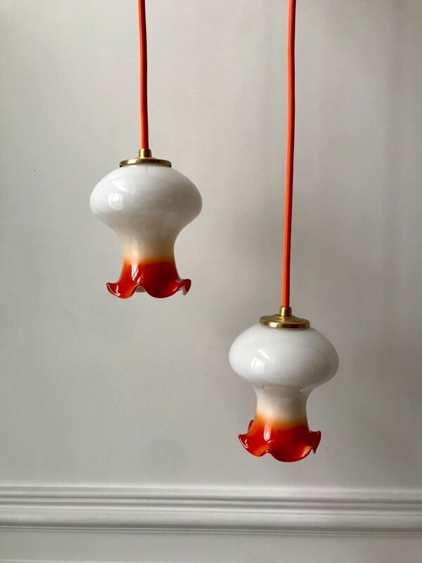 Paire de suspensions tulipes en opaline orange dégradé fil orange années 70