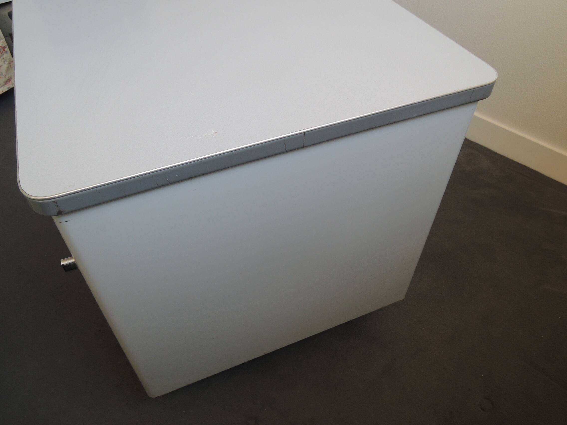 Bureau métallique