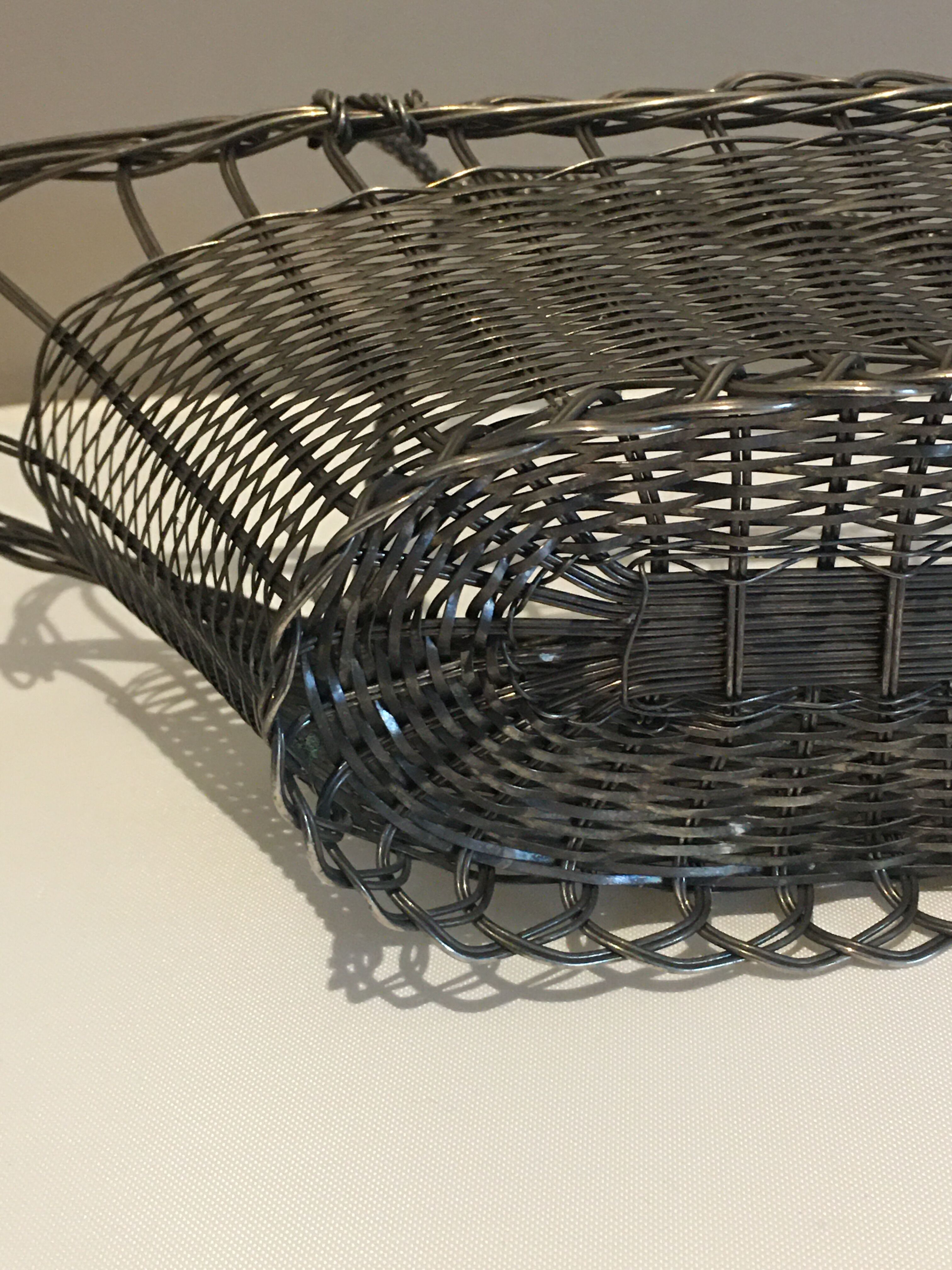 Metal wine bottle basket