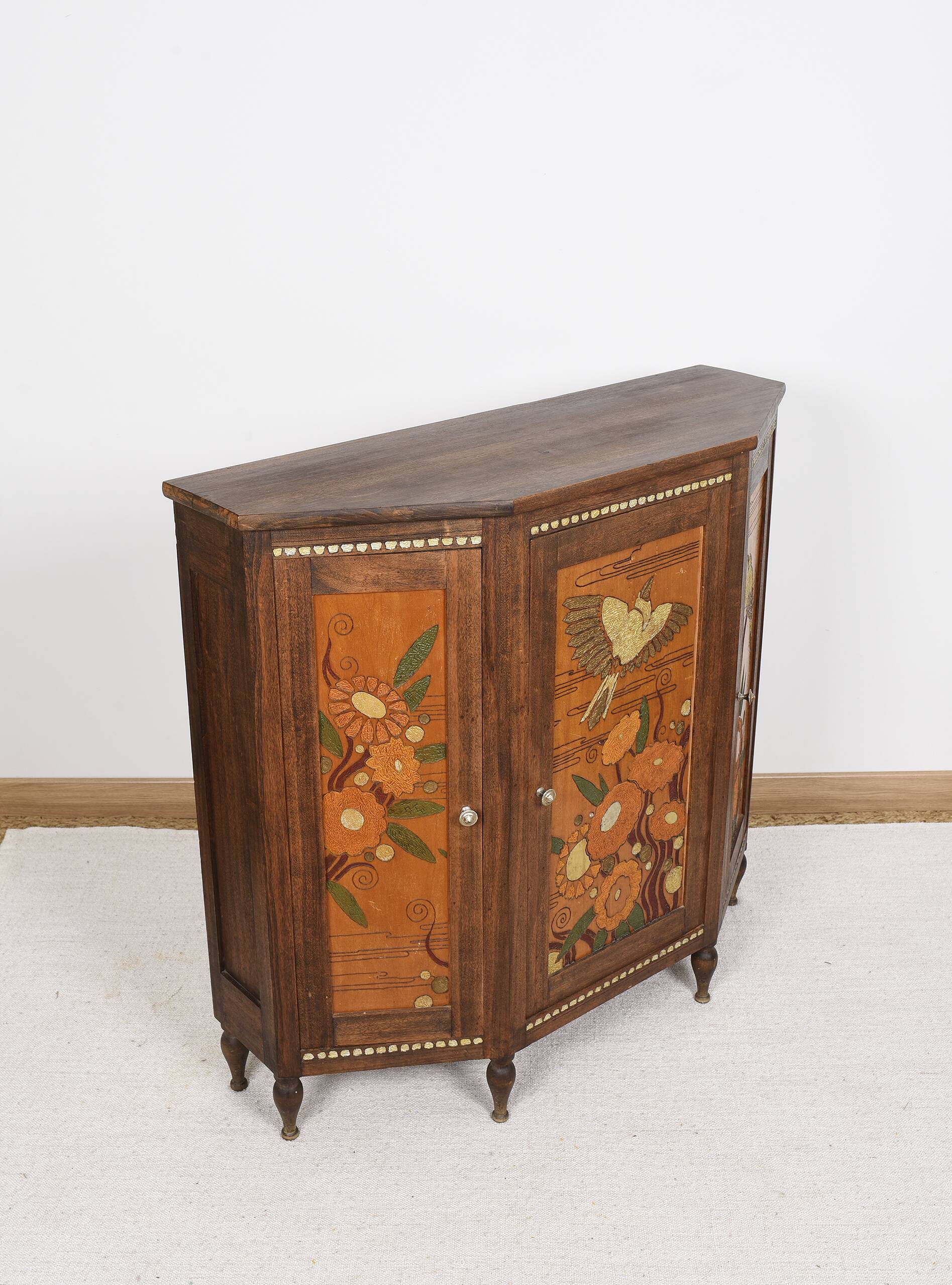 Buffet ou armoire d'angle, à 3 faces, en bois massif, sculpté et peint.