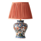 Lampe de table chinoiserie néerlandaise en Delftware polychrome, Makkum, avec un nouvel abat-jour en soie corail.