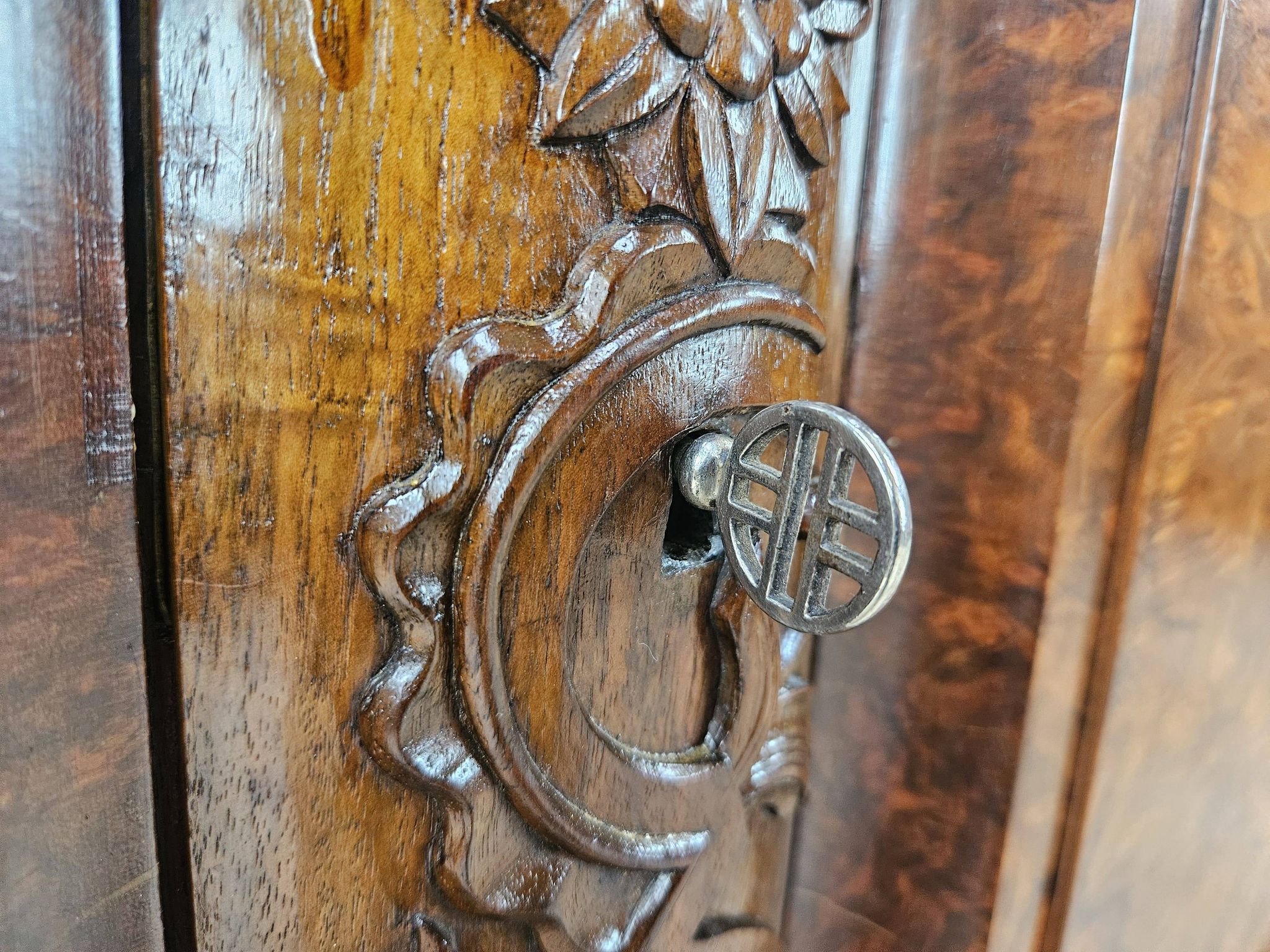 Vitrine Art Déco des années 1930 en noyer et racine de noyer