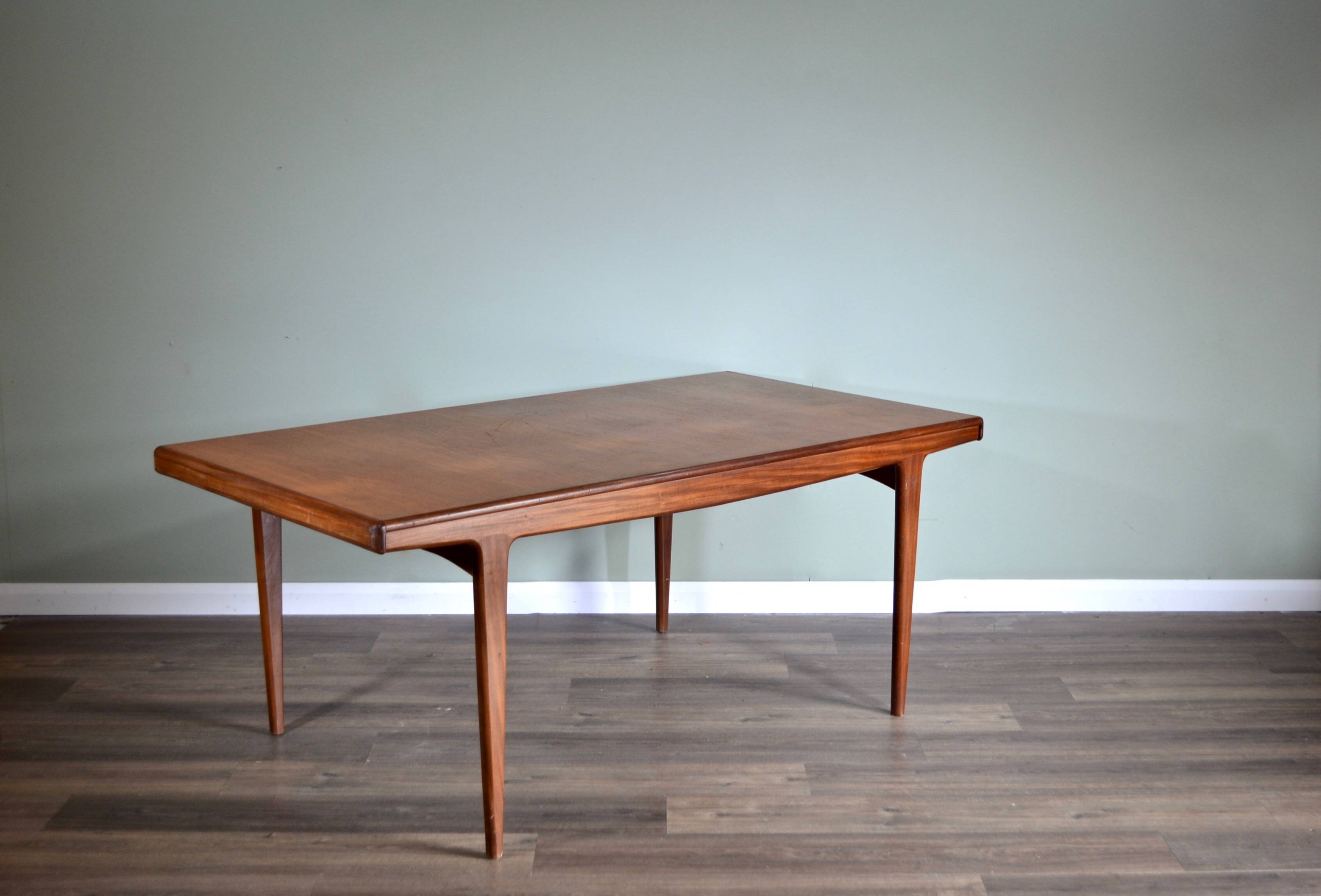 Danish Midcentury Extending Teak Table. Vintage / Modern / Retro / Scandinavian.