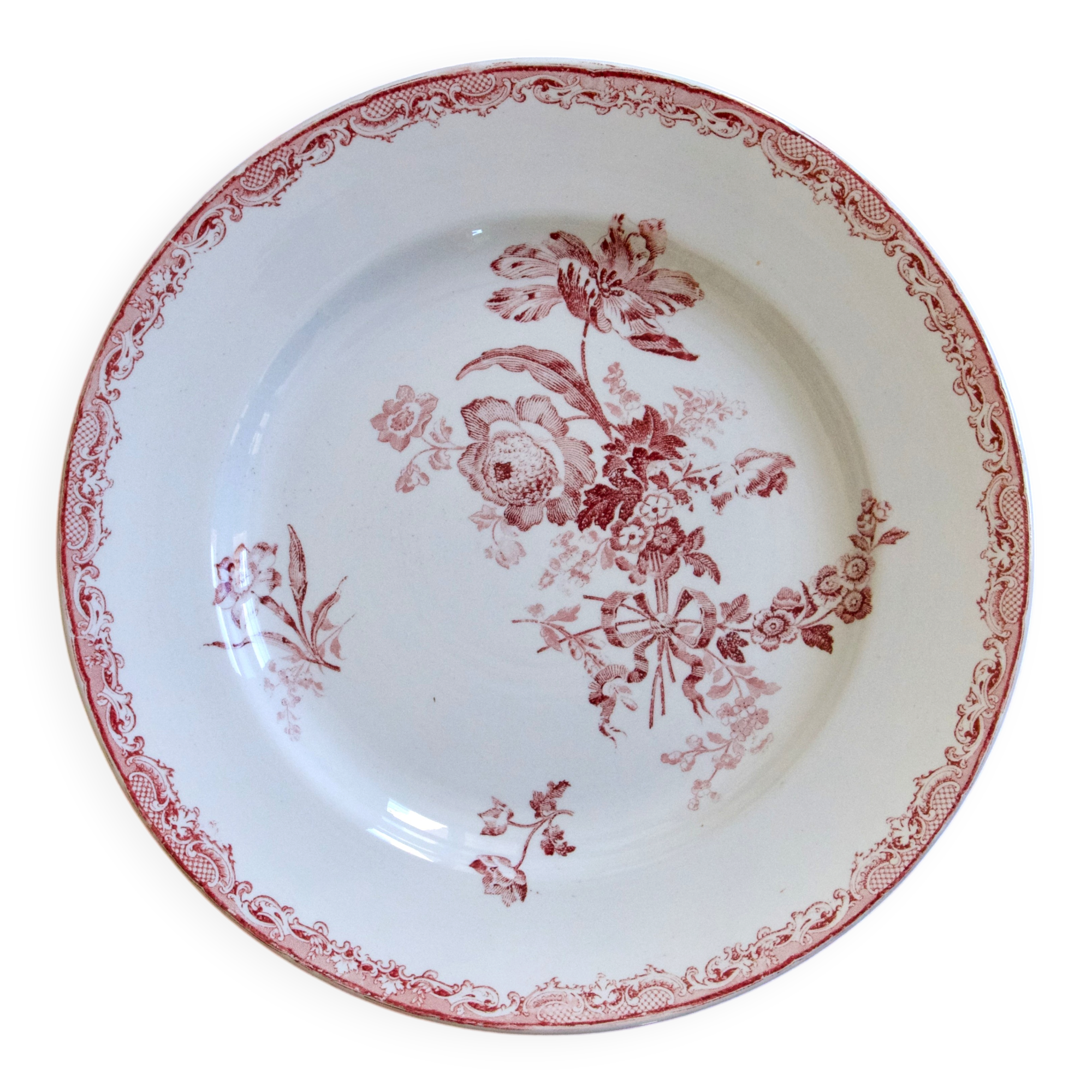 Round antique plate made of pink ironstone, signed Sarreguemines, Fontanges collection.