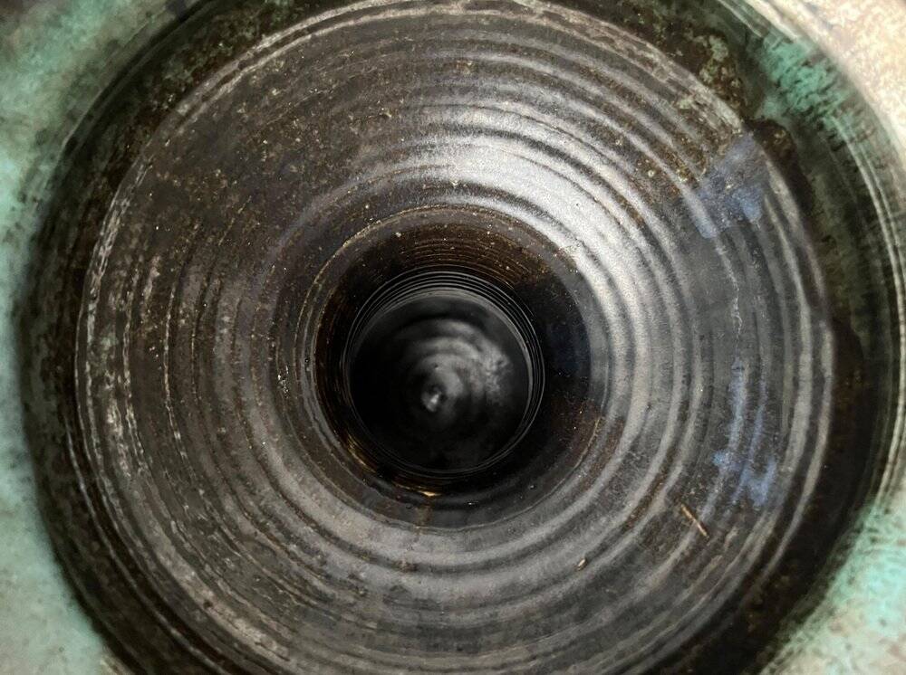 Brutalist studio pottery vase in East German style from the mid-century by Kerstin & Ralf Unterstab for Kunsttöpferei Unterstab KTU, 1960s.