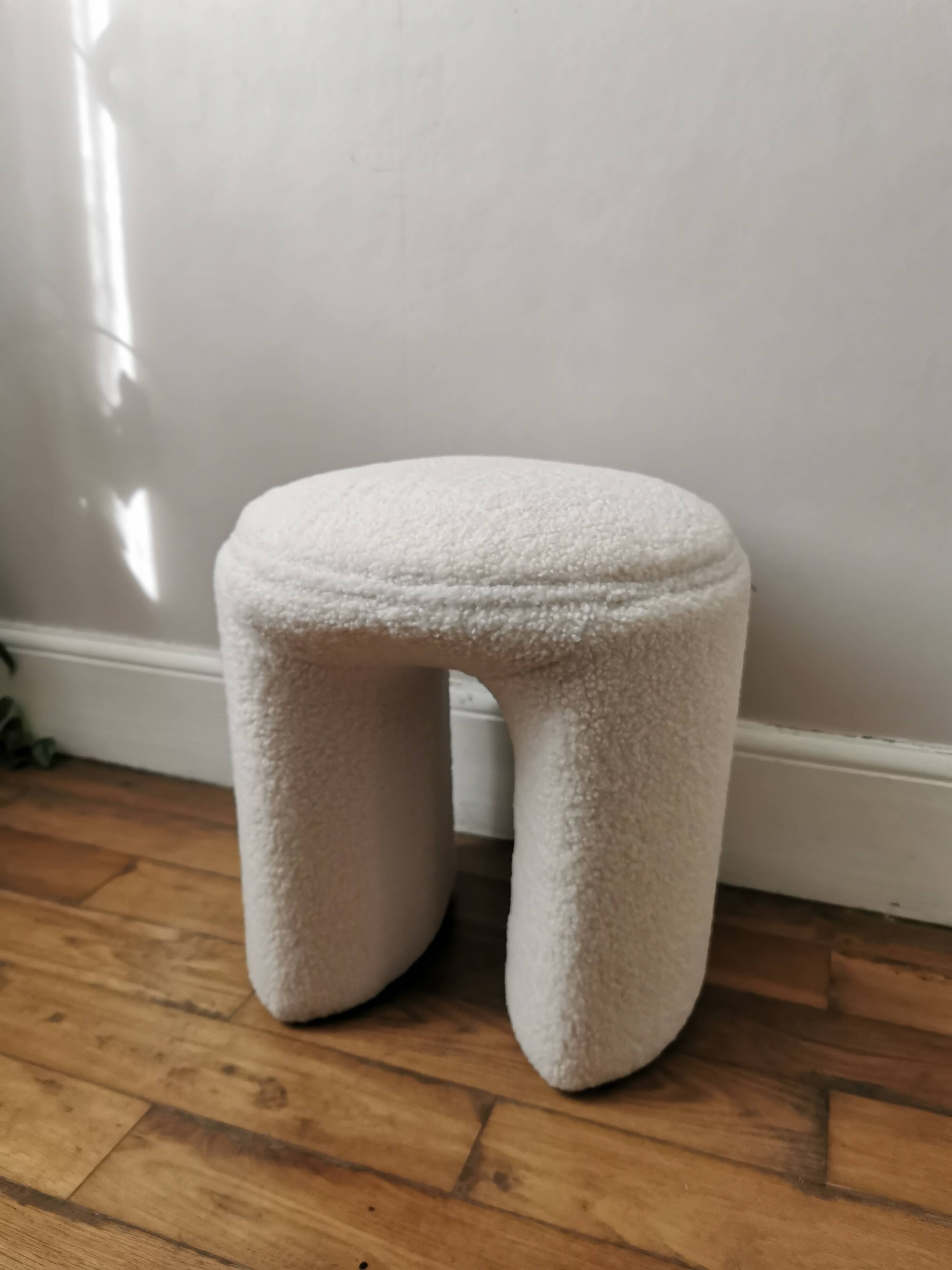 Léon stool in white boucle fabric