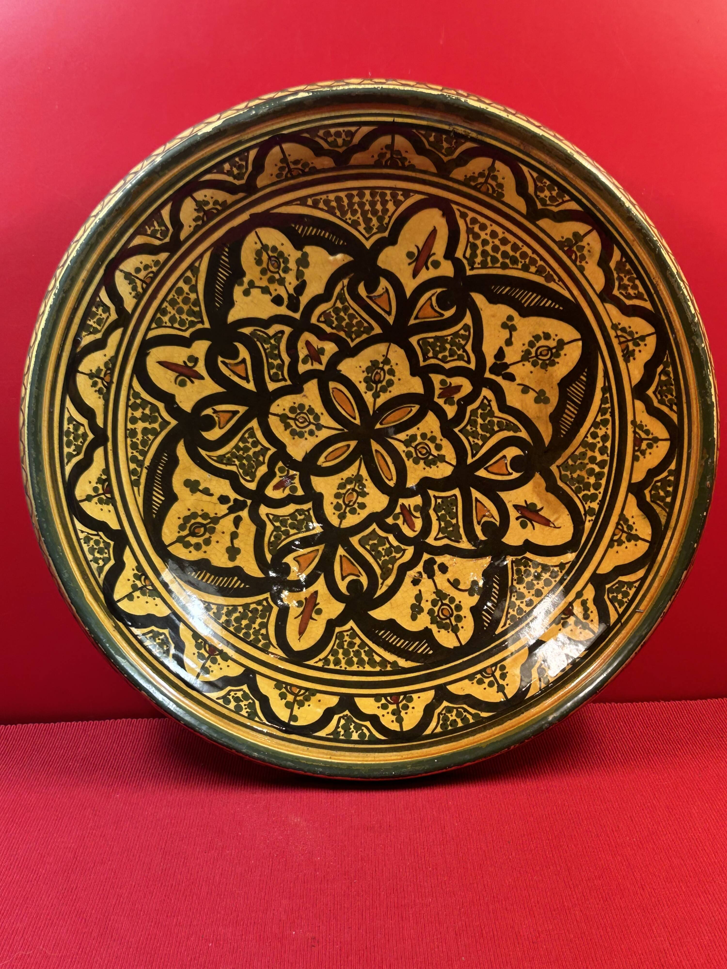 Grand et beau plat creux ancien Maghreb Signature à identifier SAFI? 37 cm