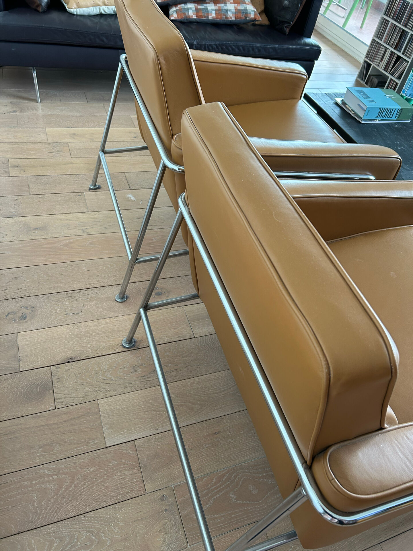 2 fauteuils en cuir design Arne Jacobsen
