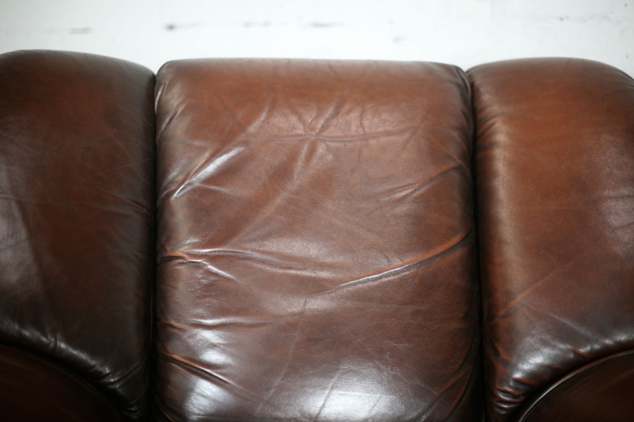Ensemble fauteuil et table basse cuir, Italie, circa 1970. space age