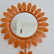 Grand miroir "fleur" 1970 en métal orange