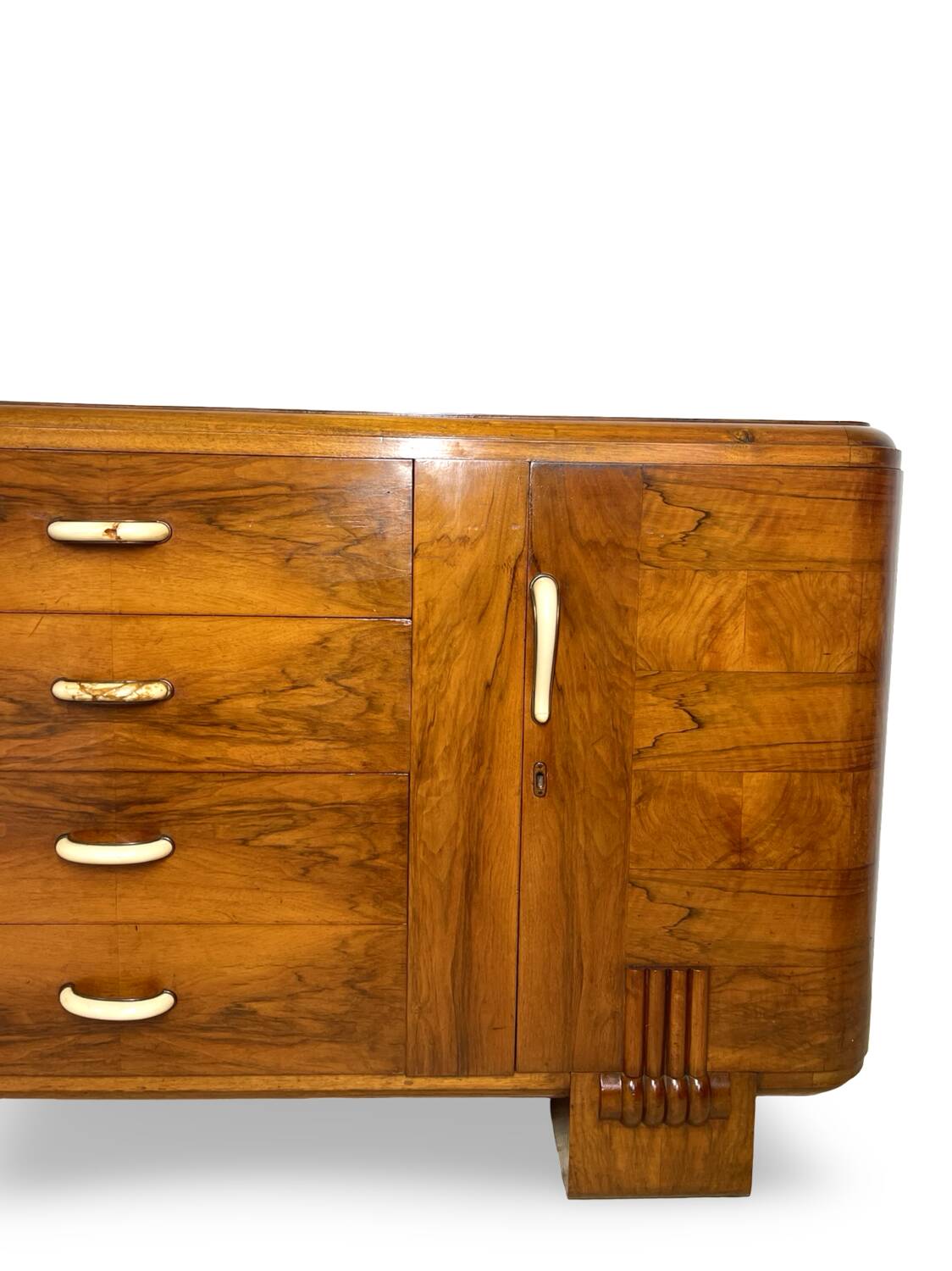 Buffet en noyer Art déco italien, de grande qualité.