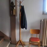 Parrot coat rack with compass feet