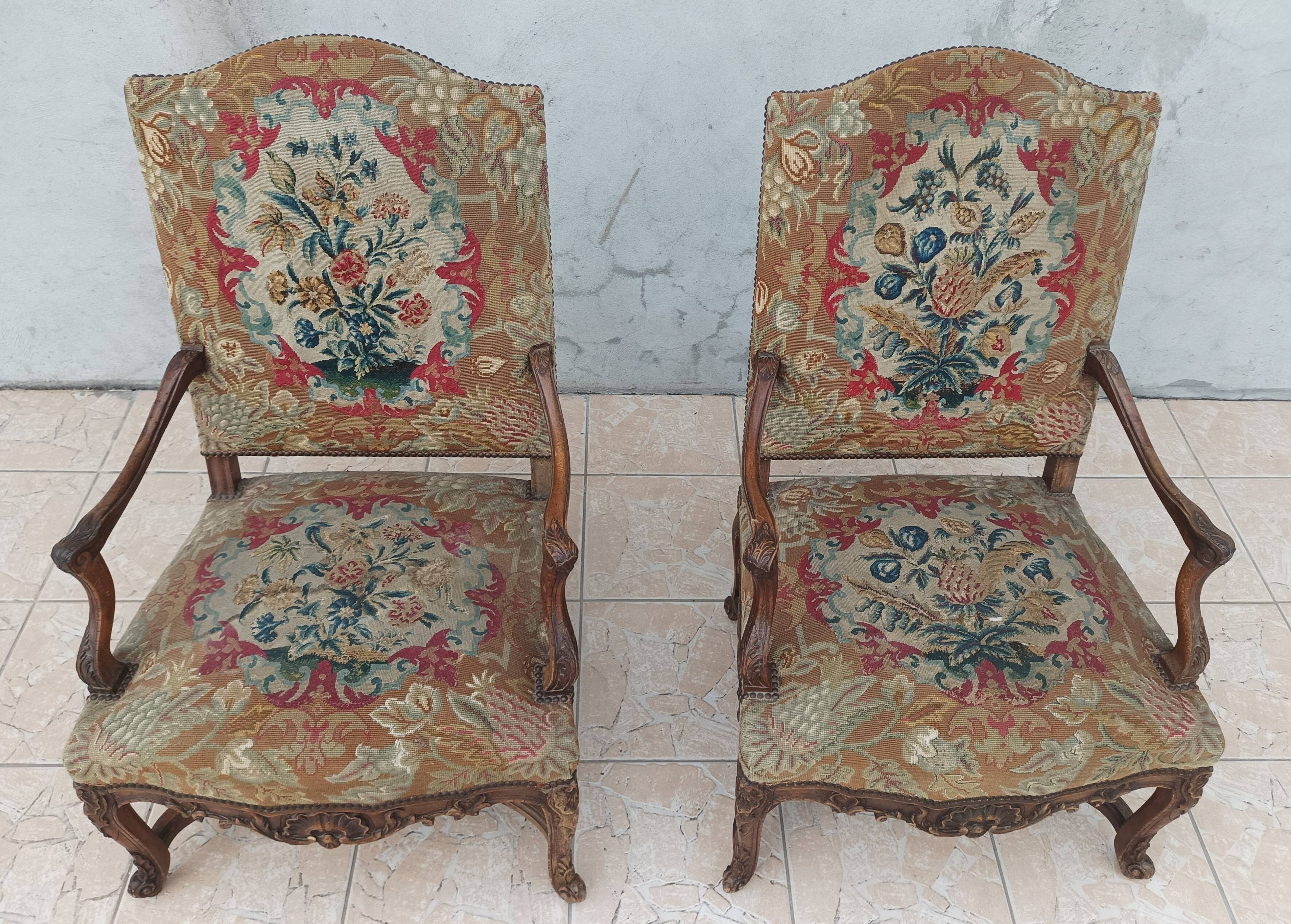 Paire de fauteuils Régence en noyer sculpté