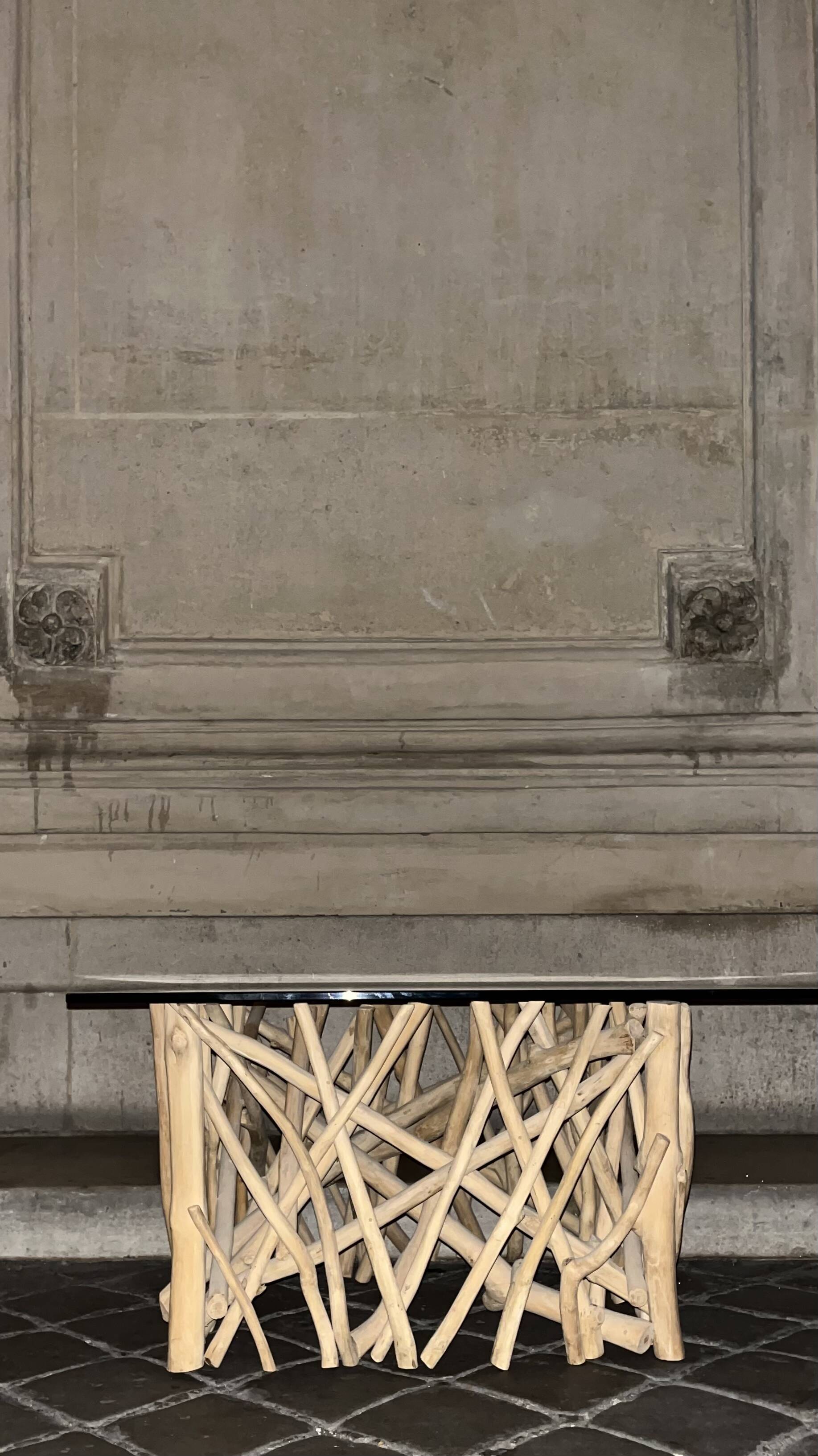 Table basse sculptural bois et verre