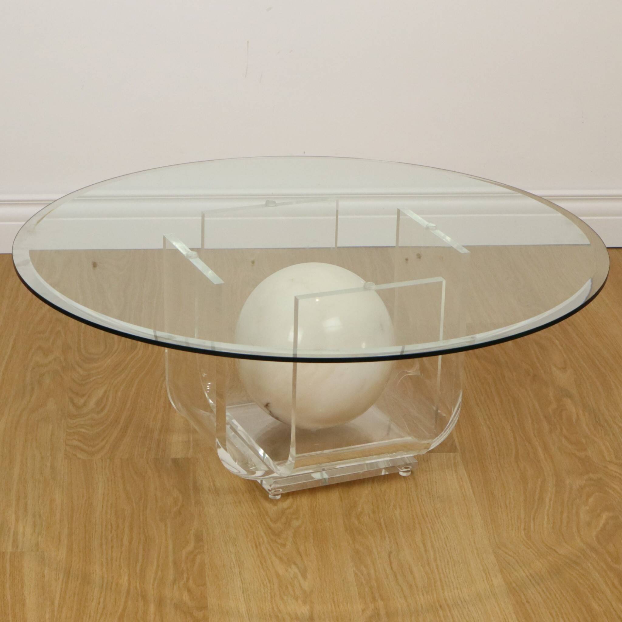 Vintage round coffee table in lucite and marbled glass.