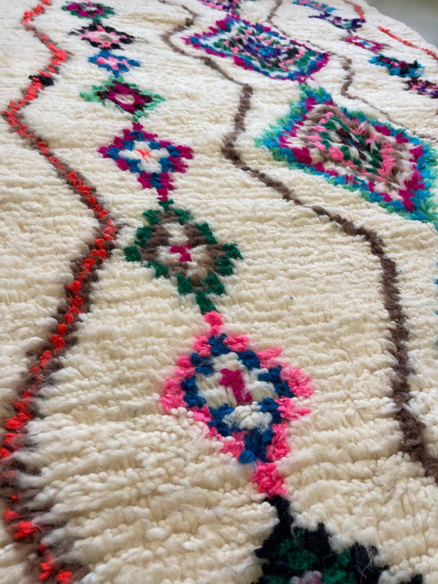 Moroccan Berber rug in cream wool with multicoloured diamonds – 250 × 147 cm
