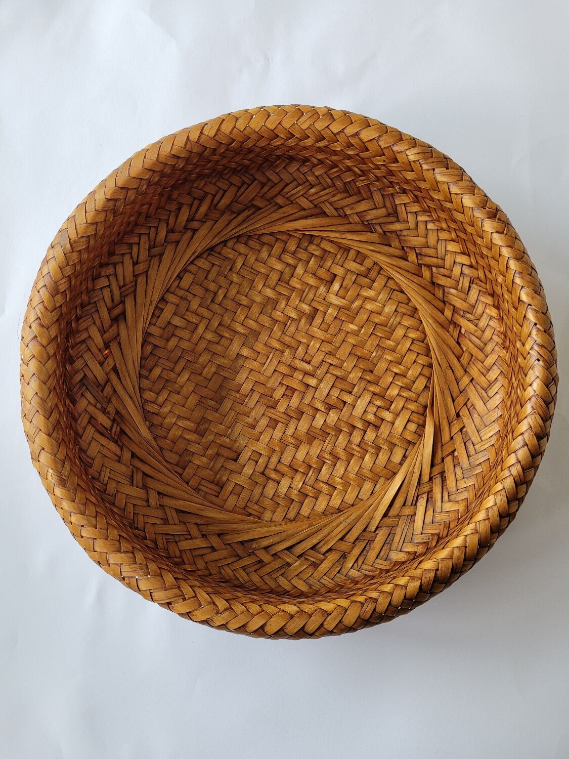 Round rattan basket