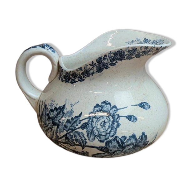 Petit broc joufflu ancien en terre de fer – décor floral bleu