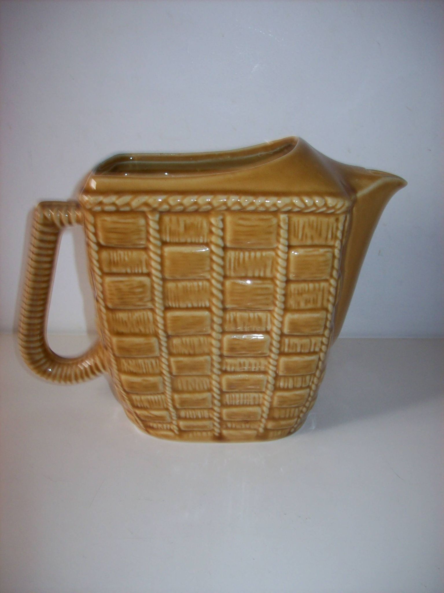 Pichet barbotine décor paille