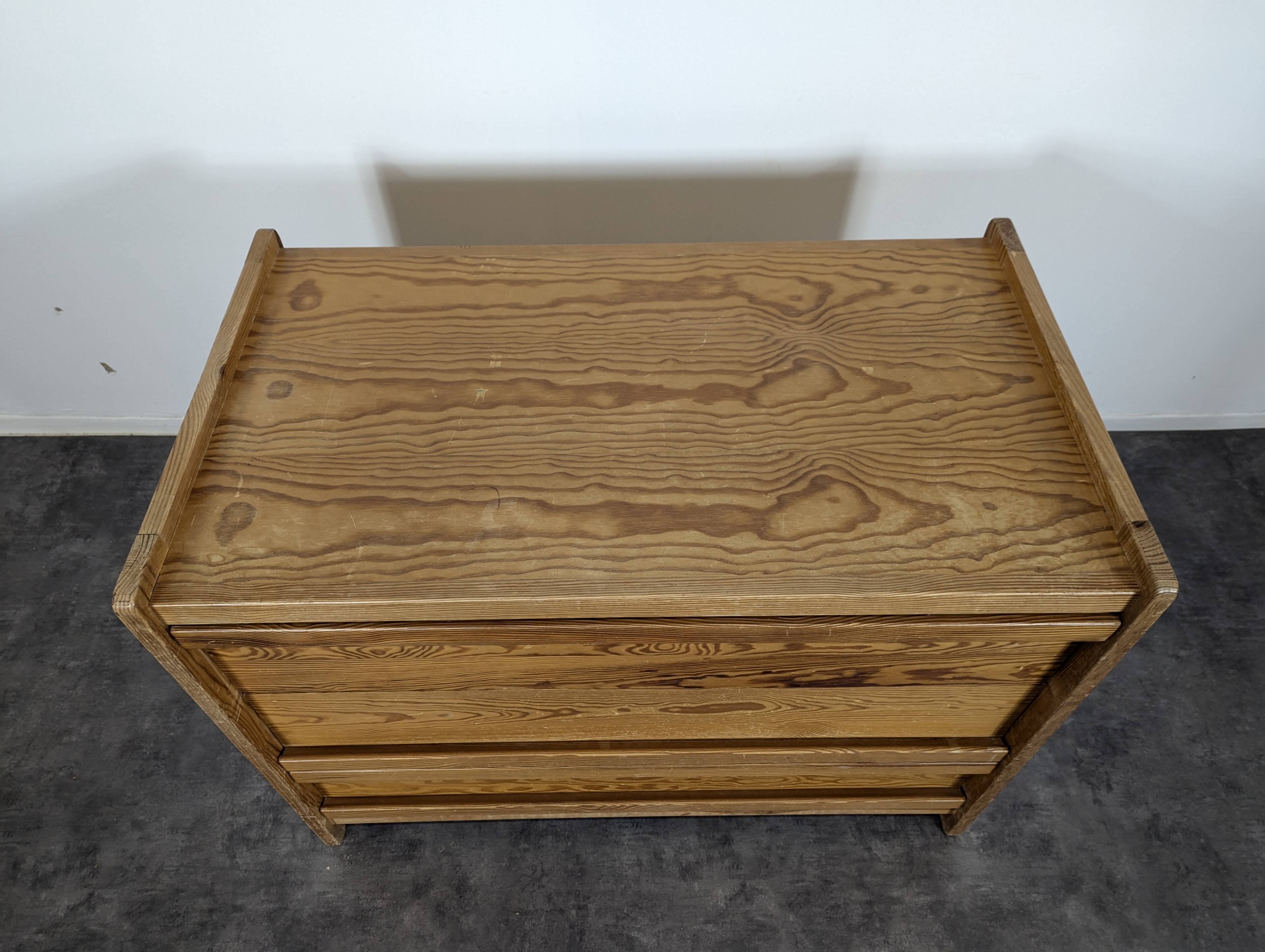Commode moderniste en pin