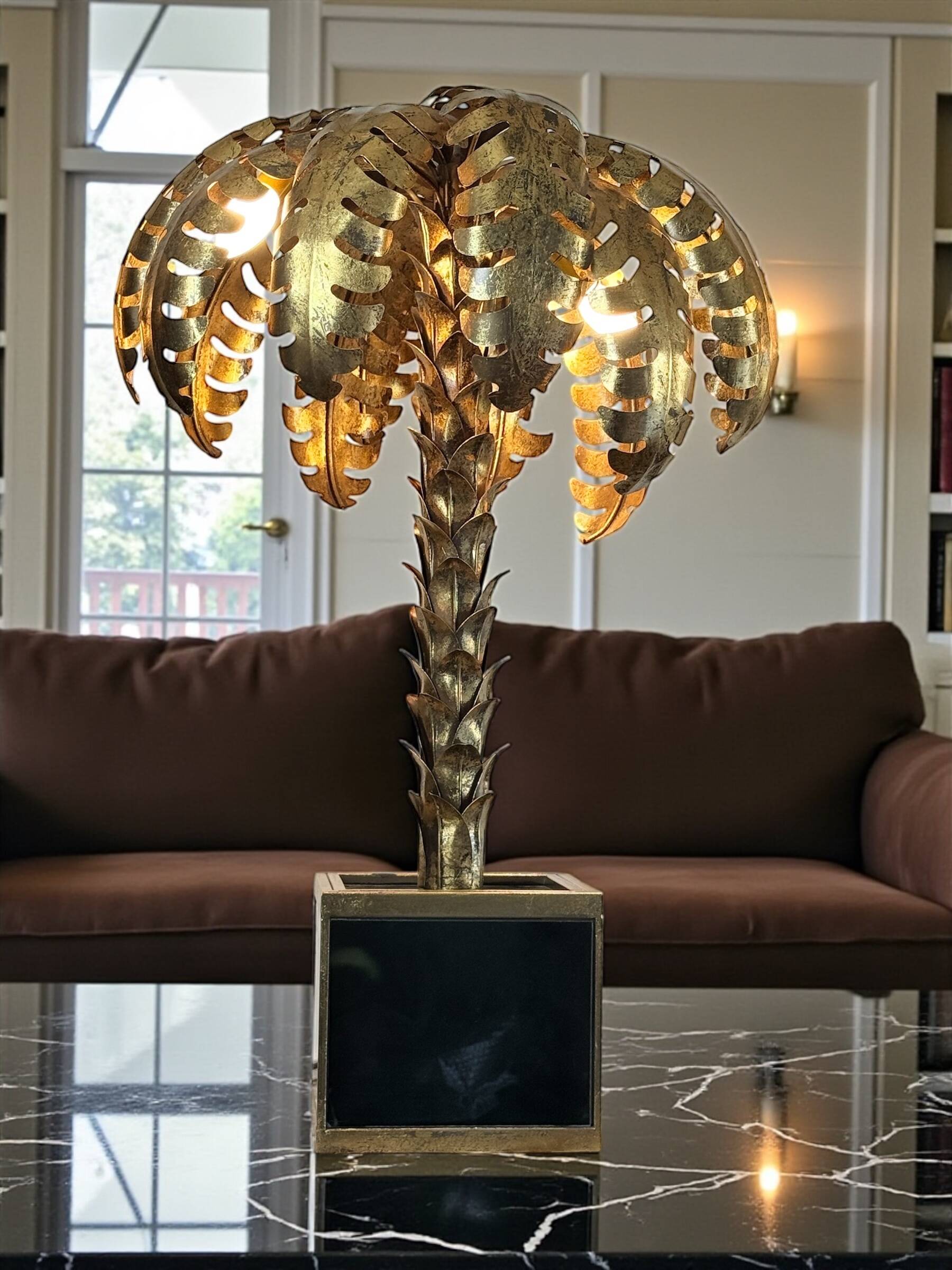 Lampe palmier en metal doré avec socle en plaque de verre style année 70