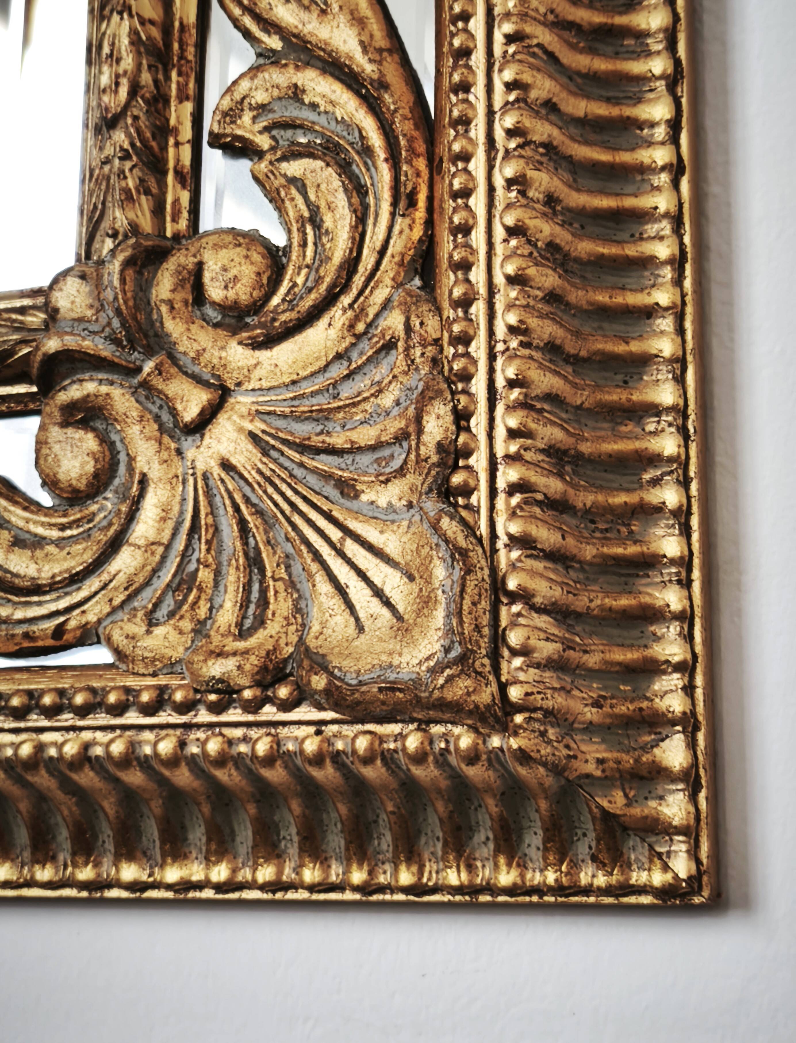 Grand miroir italien doré en bois à verre biseauté