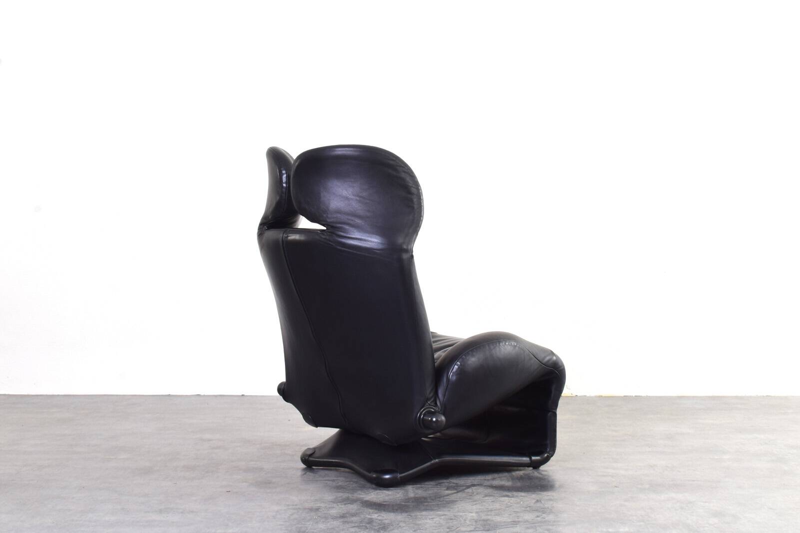 Wink Leather Chair by Toshiyuki Kita for Cassina, 1980s.
