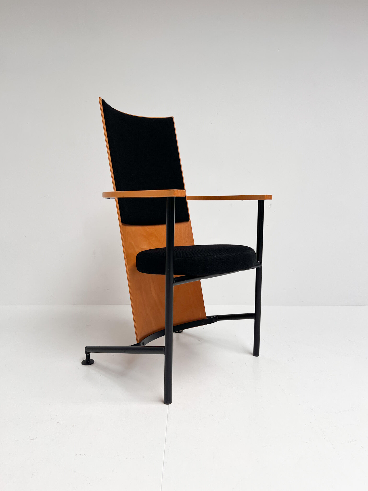 Fauteuil Intimo Nojatuoli par Timo Saarnio, 1989