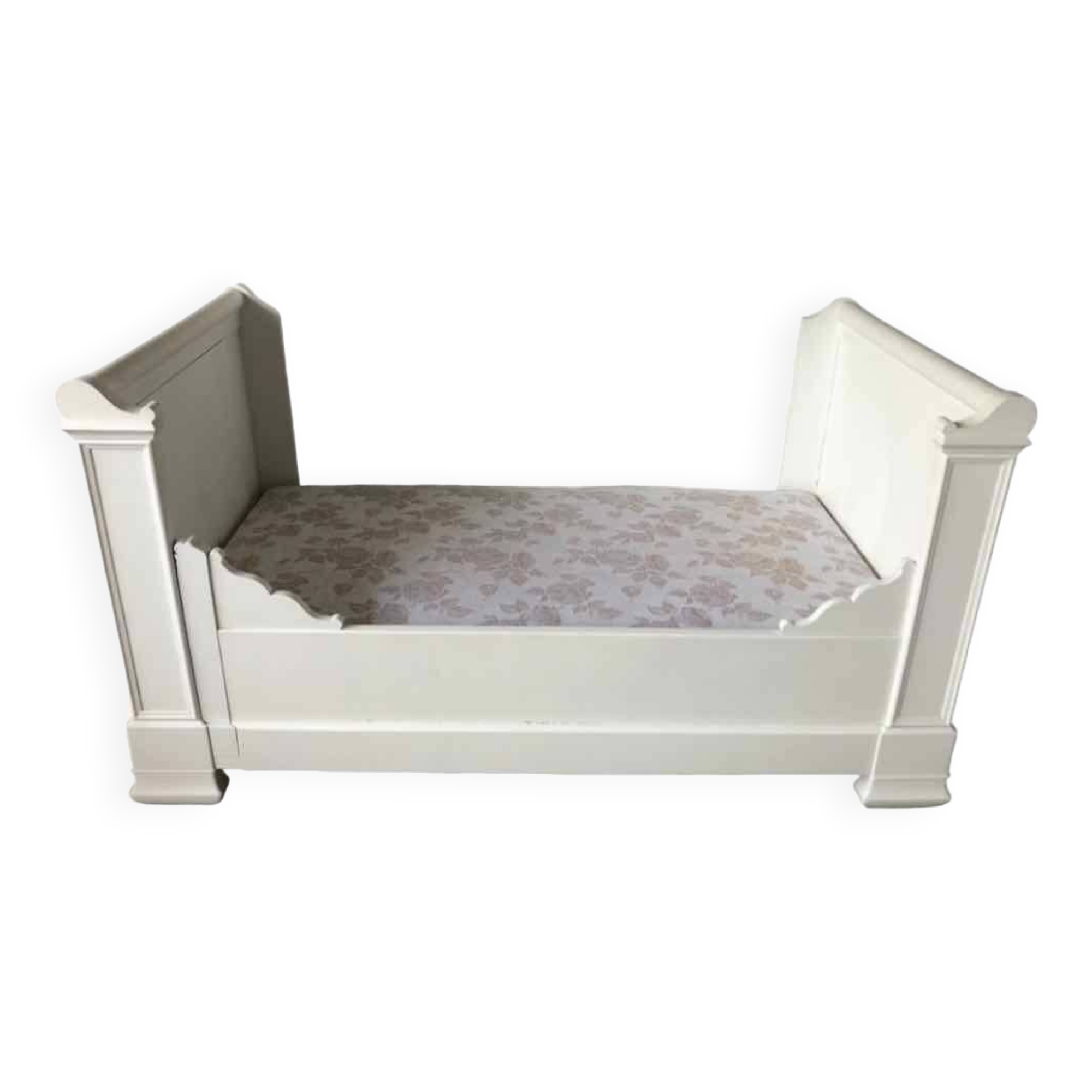 White lacquered solid wood sleigh bed