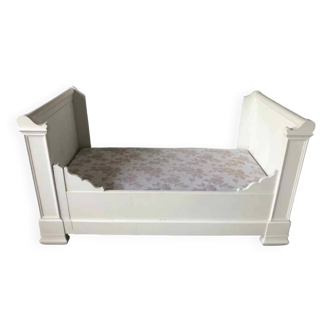 White lacquered solid wood sleigh bed